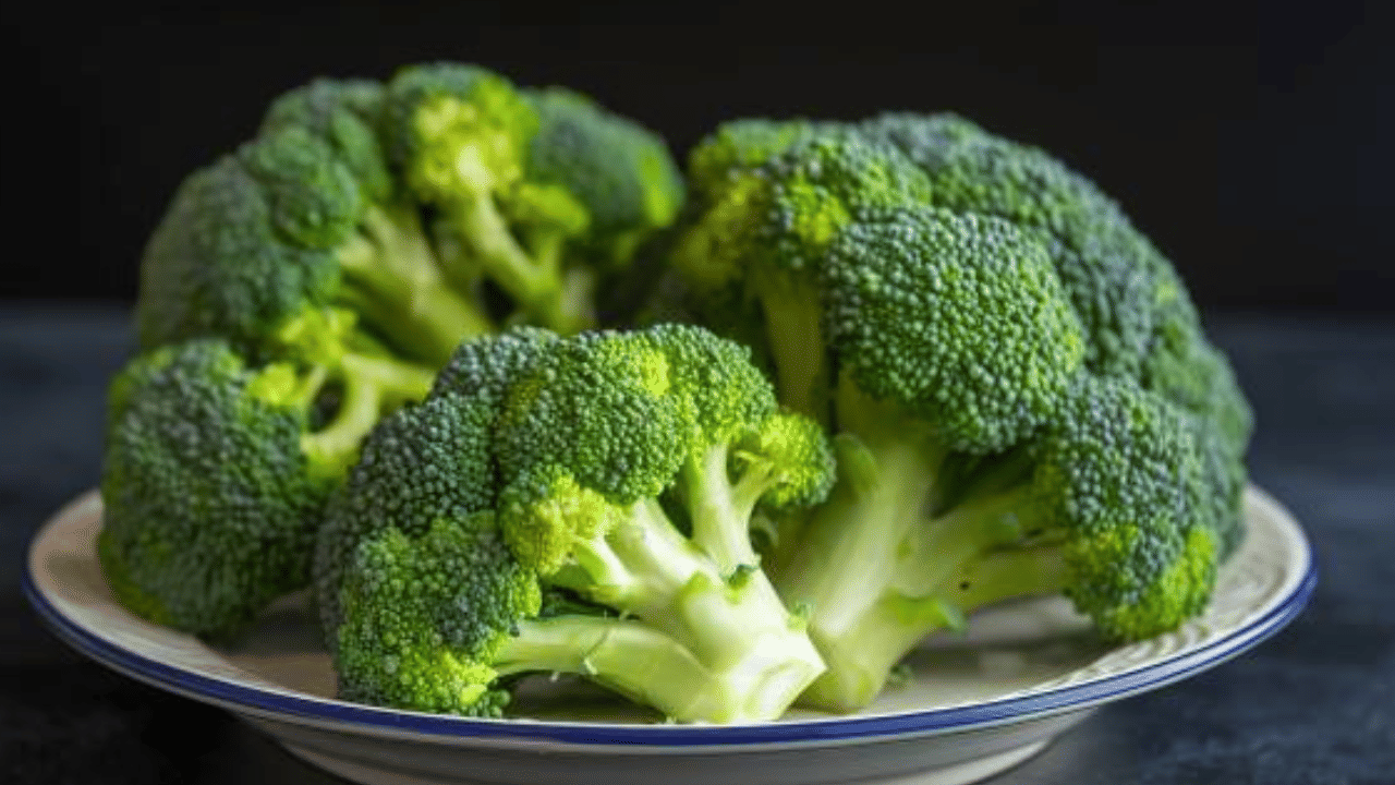 ബ്രോക്കോളി, സ്ട്രോബറി എന്നിവയിലും വിറ്റാമിൻ സി ധാരാളമായി അടങ്ങിയിട്ടുണ്ട്. ബ്രോക്കോളി വേവിക്കാതെ കഴിക്കുന്നതാണ് ഉത്തമം. ആവിയിൽ വേവിച്ചും ഉപയോഗിക്കാം. സ്ട്രോബറിയിൽ വൈറ്റമിൻ സിക്ക് പുറമെ ഫൈബറും ആന്റിഓക്‌സിഡന്റുകളും ഇതിൽ ധാരാളമുണ്ട്.