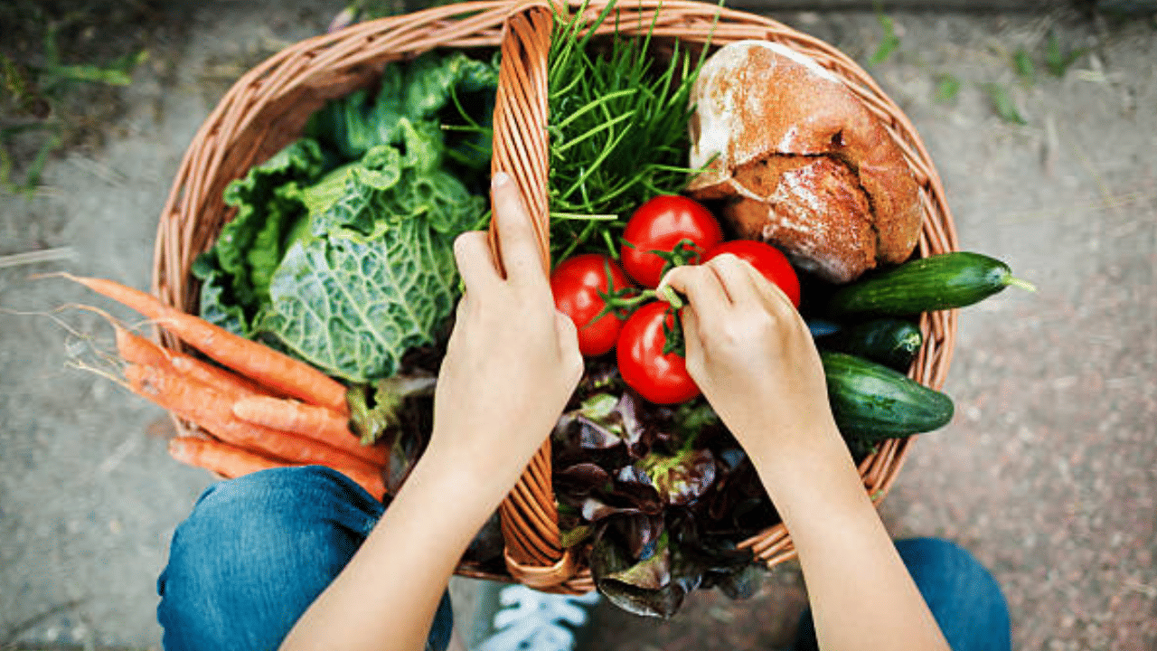 വിറ്റാമിൻ സി അടങ്ങിയ പച്ചക്കറികൾ കഴിക്കുമ്പോൾ അമിതമായി വേവിക്കാതിരിക്കാൻ ശ്രദ്ധിക്കണം. വൈറ്റമിൻ സി ചൂട് തട്ടുമ്പോൾ പെട്ടെന്ന് നശിച്ചുപോകുന്ന ഒന്നാണ്. (Photo Credit: Getty Images)
