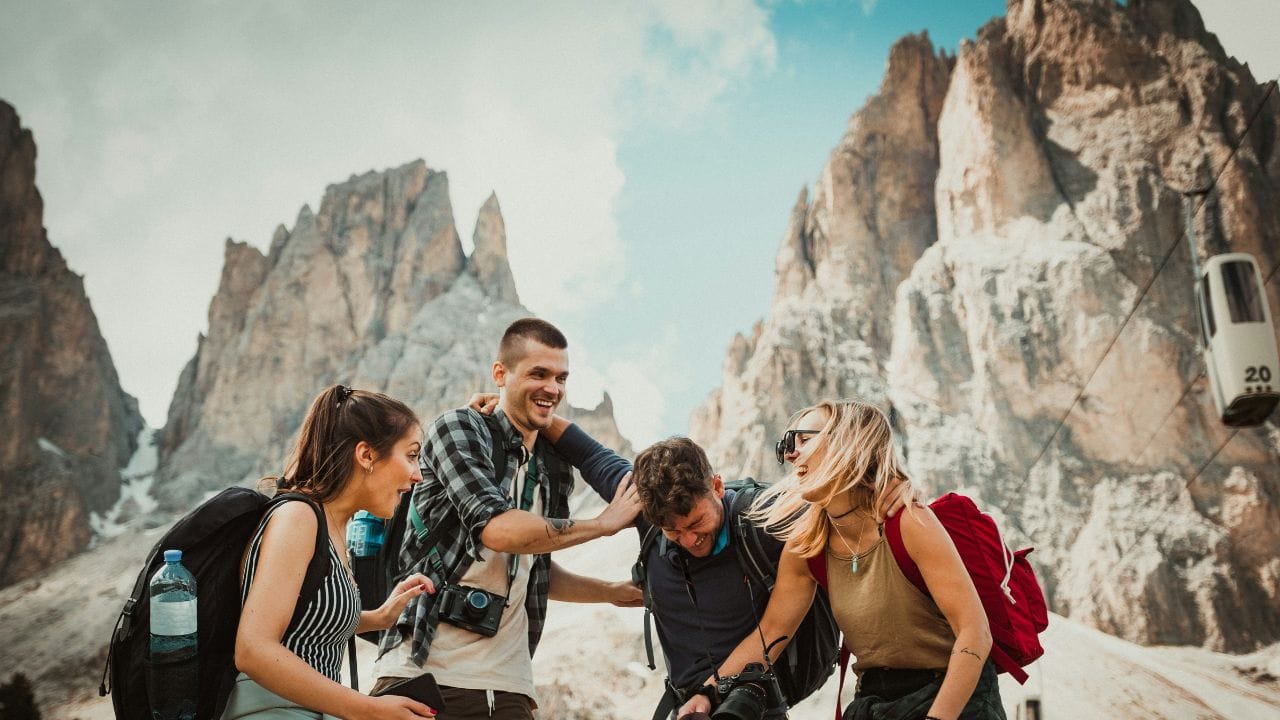 അവധിക്കാലത്തെ അമിതാവേശവും ജീവിതശൈലീ മാറ്റങ്ങളും കാരണം ഹൃദയമിടിപ്പ് ക്രമരഹിതമാകുന്ന അവസ്ഥയാണ് ഹോളിഡേ ഹാർട്ട് സിൻഡ്രോം . 1978-ൽ ആദ്യമായി തിരിച്ചറിഞ്ഞ ഈ പ്രശ്നം, ആഘോഷവേളകളിലെ അമിത മദ്യപാനവുമായാണ് പ്രധാനമായും ബന്ധപ്പെട്ടിരിക്കുന്നത്.