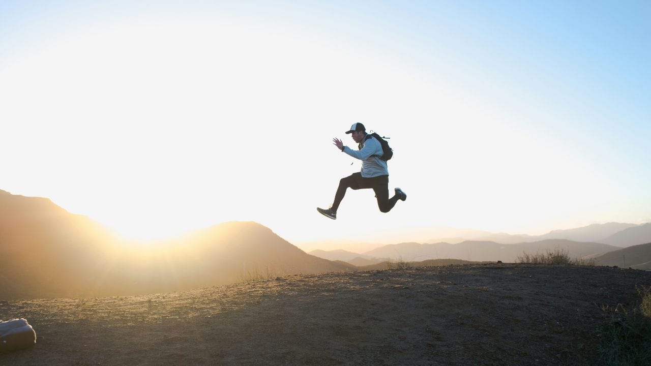 കടുത്ത മാനസിക സമ്മർദ്ദമുണ്ടാകുമ്പോൾ പെട്ടെന്ന് ആശ്വാസം ലഭിക്കാൻ ഈ രീതി ഉപയോഗിക്കാം. നിങ്ങൾ കാണുന്ന 5 വസ്തുക്കൾ, സ്പർശിക്കുന്ന 4 വസ്തുക്കൾ, കേൾക്കുന്ന 3 ശബ്ദങ്ങൾ, മണക്കുന്ന 2 കാര്യങ്ങൾ, രുചിക്കുന്ന 1 കാര്യം എന്നിവ മനസ്സിൽ പറയുക. ഇത് ഉടനടി ഉത്കണ്ഠയിൽ നിന്ന് ശ്രദ്ധ മാറ്റാൻ സഹായിക്കുന്നു.