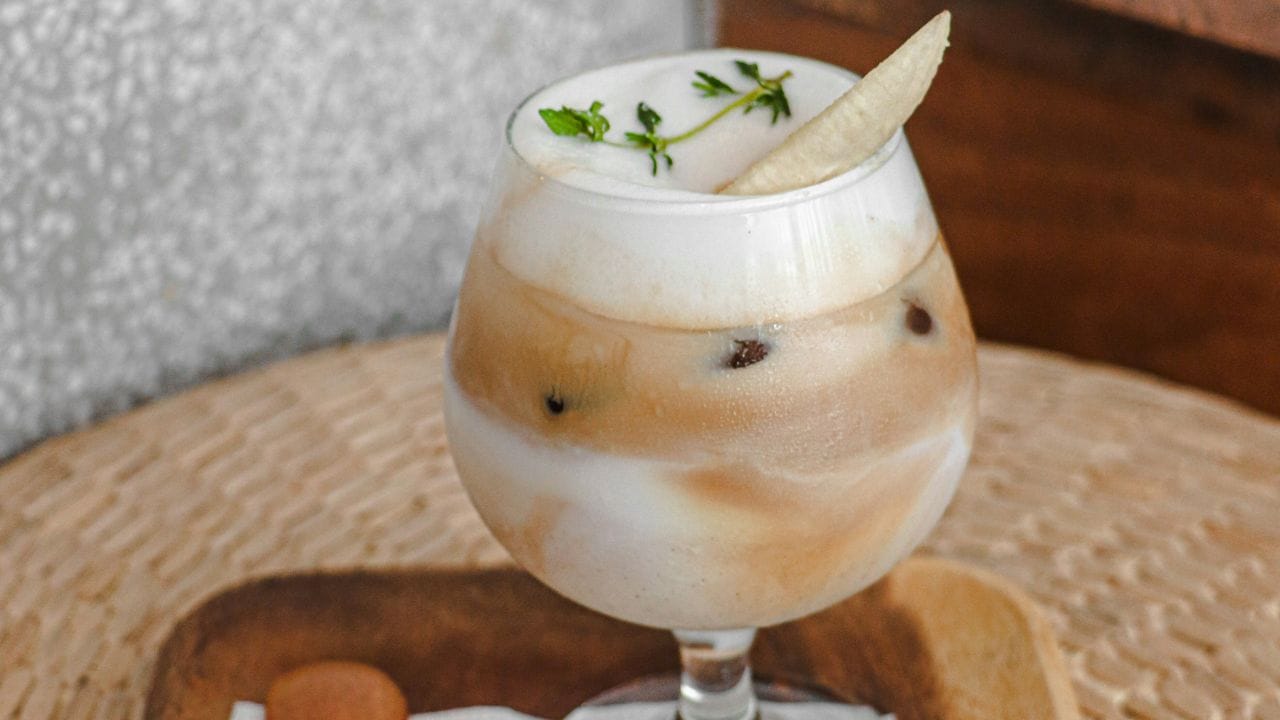 ബനാന കോഫിയുടെ ജനപ്രീതി ക്രമാതീതമായി വർദ്ധിച്ചതിന് പിന്നിൽ സോഷ്യൽ മീഡിയക്ക് വലിയ പങ്കുണ്ടായിരുന്നു. തങ്ങളുടെ പ്രിയപ്പെട്ട കെ-പോപ്പ് താരങ്ങൾ ബനാന കോഫി കുടിക്കുന്ന വീഡിയോകൾ പങ്കുവെച്ചതോടെ ആരാധകർക്കിടയിൽ ഇത് ഒരു തരംഗമായി മാറി. അങ്ങനെ ലോകം മുഴുവൻ ഈ പാനീയം ട്രെൻഡിംഗ് ആയി.