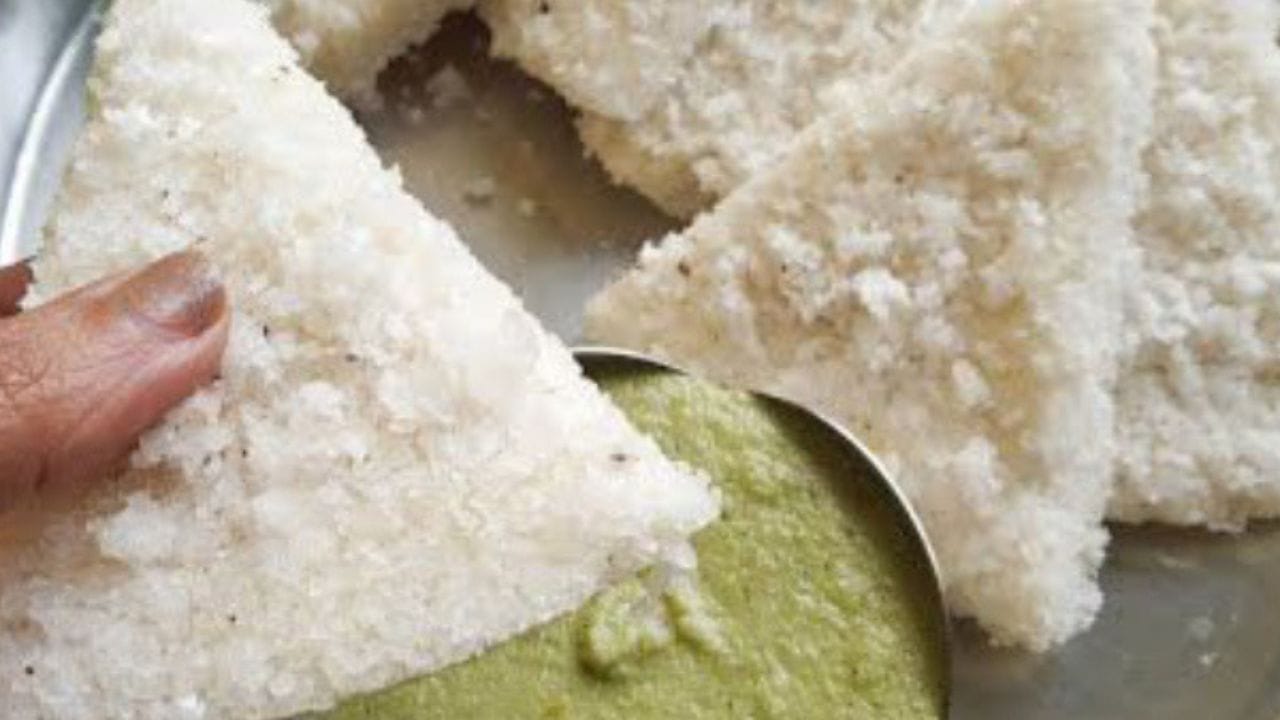 നൂറുത്തരി അരി, പാലിലോ വെള്ളത്തിലോ കുതിർത്ത ശേഷം അതിലേക്ക് തേങ്ങയും മറ്റ് ചേരുവകളും ചേർക്കും.