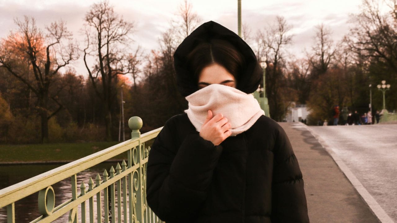 രാവിലെ എഴുന്നേറ്റാലുടൻ തണുത്ത വെള്ളം ഉപയോഗിക്കുന്നത് ഒഴിവാക്കി ഇളംചൂടുവെള്ളത്തിൽ മുഖം കഴുകുകയും വെള്ളം കുടിക്കുകയും ചെയ്യുന്നത് ശരീരത്തിന്റെ താപനില നിലനിർത്താൻ സഹായിക്കും.