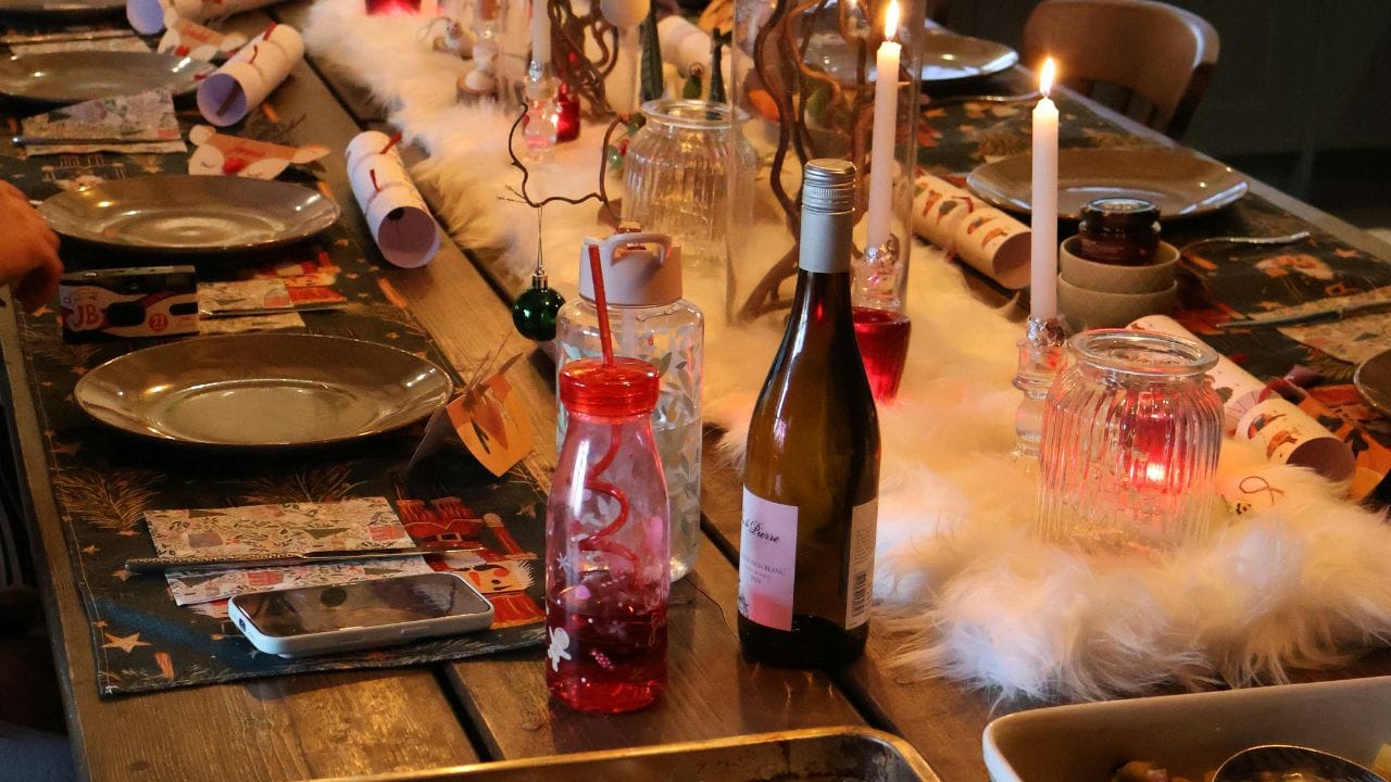 ഉയർന്ന കലോറി അടങ്ങിയ ഭക്ഷണം അമിതവേഗത്തിൽ കഴിക്കുന്നതും, അമിതമായ മദ്യപാനവുമാണ് ഇതിലേക്ക് നയിക്കുന്നത്. കൂടാതെ ആഘോഷങ്ങൾക്കിടയിലെ ഉറക്കമില്ലായ്മയും കടുത്ത മാനസിക സമ്മർദ്ദവും ഹൃദയത്തിന് ആഘാതമുണ്ടാക്കുന്നു.