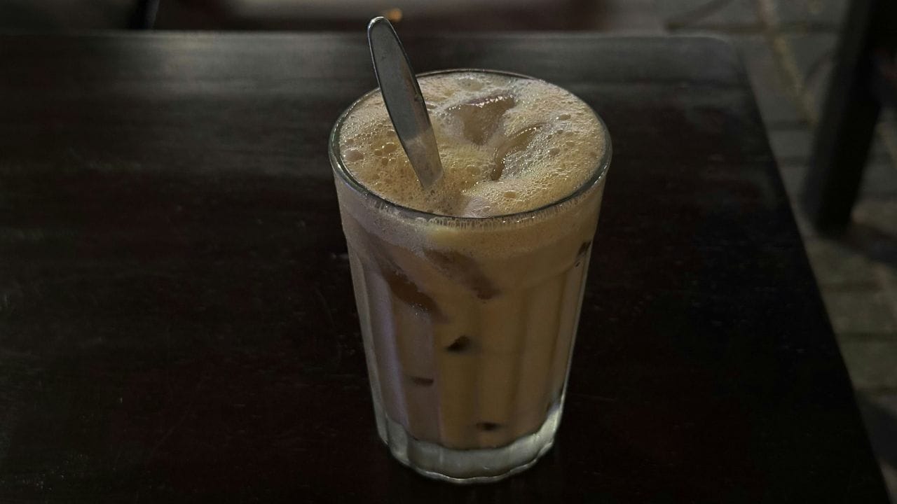 ഇന്ന്, ബിങ്ഗ്രേ, ആമസോൺ, ഇൻസ്റ്റാകാർട്ട് തുടങ്ങിയ ഓൺലൈൻ പ്ലാറ്റ്‌ഫോമുകളിലും എച്ച് മാർട്ട് പോലുള്ള കൊറിയൻ ഗ്രോസറി സ്റ്റോറുകളിലും ബനാന കോഫി സർവ്വസാധാരണമാണ്. ബനാന മിൽക്ക് പൗഡറും ഇപ്പോൾ വിപണിയിൽ ലഭ്യമാണ്. ഇത് വളരെ ലളിതമായി നമുക്ക് വീട്ടിൽ തന്നെ ഉണ്ടാക്കാം. 