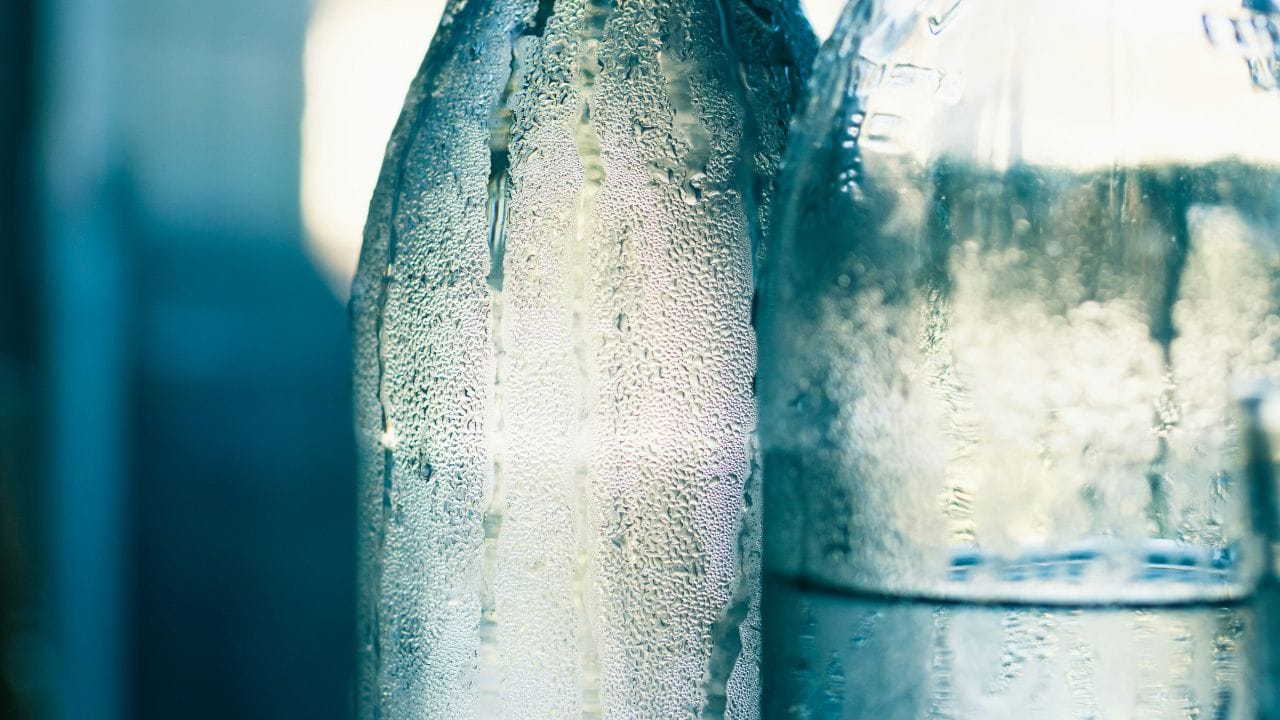 പ്ലാസ്റ്റിക് കുപ്പിവെള്ളം കുടിക്കുന്നത് അപകടകരമാണെന്ന് തെളിയിക്കുന്നില്ലെങ്കിലും, നാനോപ്ലാസ്റ്റിക്കുകളുമായുള്ള നിരന്തരമായ സമ്പർക്കം കുടൽ സൂക്ഷ്മാണുക്കളുടെ സന്തുലിതാവസ്ഥയെ പതിയെ താളം തെറ്റിക്കാൻ സാധ്യതയുണ്ടെന്നും, ഇത് ദുർബലമായ പ്രതിരോധശേഷി, വീക്കം തുടങ്ങിയ വിട്ടുമാറാത്ത അവസ്ഥകളിലേക്ക് നയിച്ചേക്കാമെന്നും പഠനം മുന്നറിയിപ്പ് നൽകുന്നു.