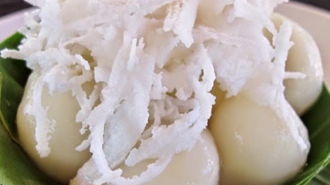 ഈ മാവ് പരന്ന പാത്രങ്ങളിൽ (തളികകളിൽ) ഒഴിച്ച്, ഉറയ്ക്കുന്നതുവരെ ആവിയിൽ വേവിച്ചെടുക്കുന്നു. ഇതിന് കേക്ക് പോലുള്ള രൂപമാണ്.