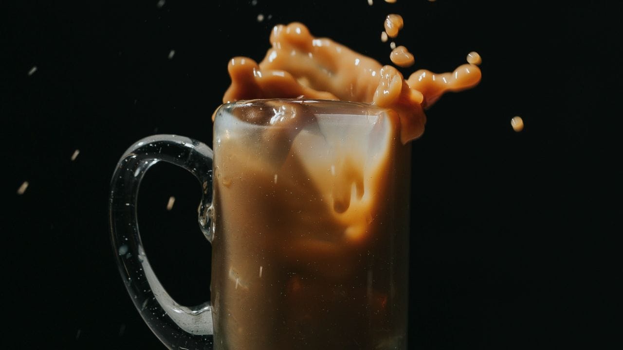 ഒരു ജാറിൽ, രണ്ട് ടേബിൾസ്പൂൺ ഇൻസ്റ്റന്റ് കോഫി എടുത്ത് ചൂടുവെള്ളവുമായി ചേർത്ത് കട്ടപിടിക്കാതെ നന്നായി ഇളക്കുക. ശേഷം ഇതിലേക്ക് ആവശ്യത്തിന് ഐസ് ചേർക്കുക. ചെറുതായി അരിഞ്ഞെടുത്ത വാഴപ്പഴ കഷണങ്ങൾ ചേർത്തിളക്കുക. പിന്നീട് പാൽ ചേർക്കുക. ജാറിന്റെ അടപ്പ് വെച്ച് നന്നായി കുലുക്കി യോജിപ്പിക്കുക. സ്വാദിഷ്ടവും പോഷകസമൃദ്ധവുമായ ബനാന കോഫി ഇപ്പോൾ റെഡി.