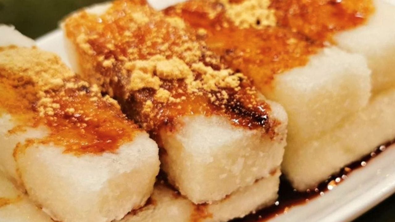 പരമ്പരാഗതമായി ചിക്കൻ കറി, മട്ടൺ കറി പോലുള്ള എരിവുള്ള നോൺ-വെജ് കറികൾക്കൊപ്പമാണ് ഇത് കഴിക്കുന്നത്. പ്രഭാതഭക്ഷണമായോ പലഹാരമായോ ഇത് വെറുതെ കഴിക്കാം, അല്ലെങ്കിൽ നെയ്യും തേനും ചേർത്തും വിളമ്പാറുണ്ട്.