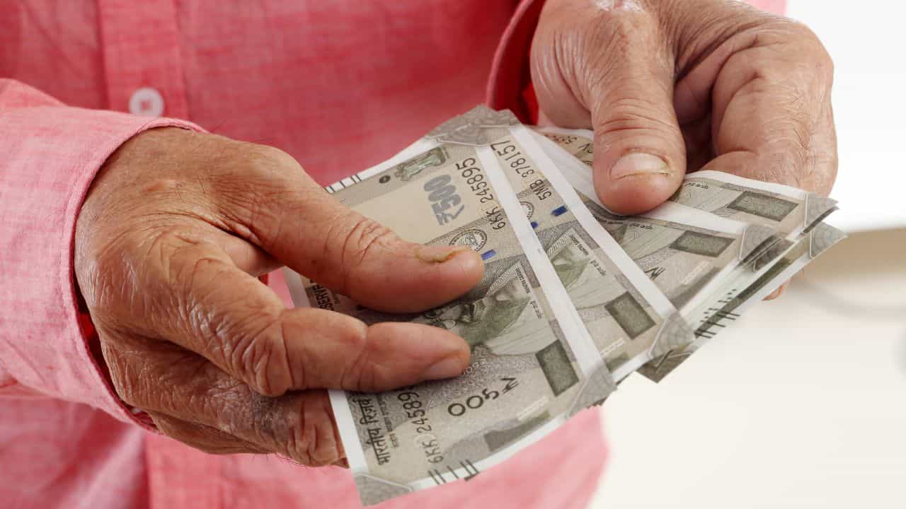 8th Pay Commission: പെന്ഷന്കാര്ക്ക് ഡിഎ വര്ധനവും വിരമിക്കല് ആനുകൂല്യങ്ങളും ഇല്ലേ? 8th Pay Commission: പെന്ഷന്കാര്ക്ക് ഡിഎ വര്ധനവും വിരമിക്കല് ആനുകൂല്യങ്ങളും ഇല്ലേ?