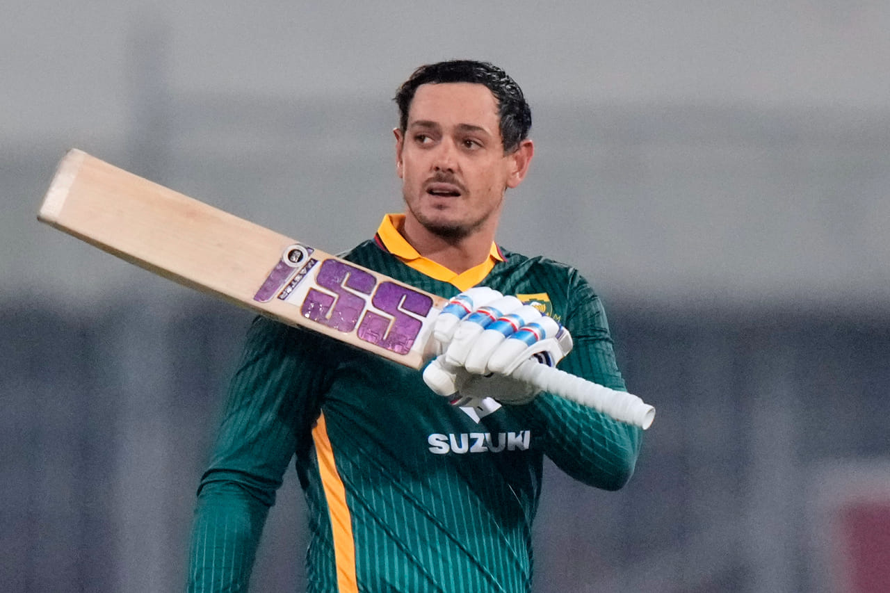 ദക്ഷിണാഫ്രിക്കൻ വിക്കറ്റ് കീപ്പർ ക്വിൻ്റൺ ഡികോക്കിനെ മുംബൈ ഇന്ത്യൻസ് ടീമിൽ തിരികെയെത്തിച്ചു. ആദ്യ ഘട്ടത്തിൽ ലേലപ്പട്ടികയിൽ ഇല്ലാതിരുന്ന ഡികോക്ക് അവസാനമാണ് പേര് രജിസ്റ്റർ ചെയ്തത്. താരത്തെ ഒരു കോടി രൂപ അടിസ്ഥാന വില നൽകിയാണ് മുംബൈ സ്വന്തമാക്കിയത്.