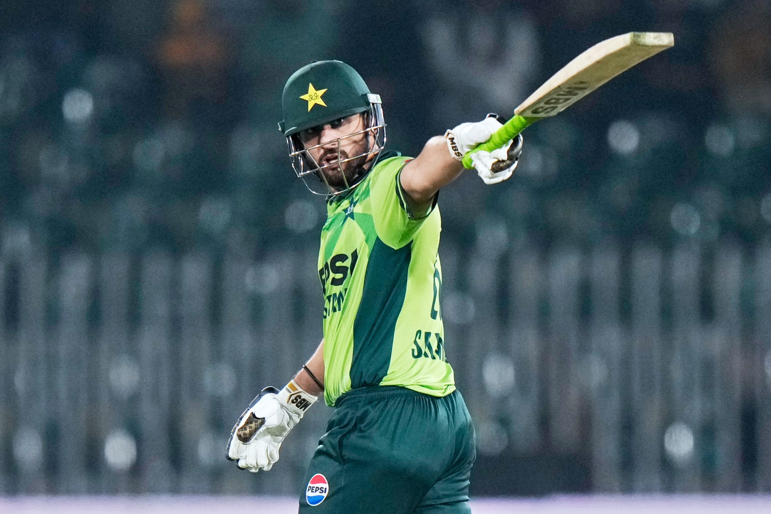 ഏഷ്യാ കപ്പിൻ്റെ സമയത്തും പാകിസ്താൻ ക്രിക്കറ്റ് ഇത്തരം പ്രതിസന്ധി നേരിട്ടിരുന്നു എന്ന് പിസിബി പ്രതിനിധി പറഞ്ഞതായി ദേശീയമാധ്യമങ്ങൾ റിപ്പോർട്ട് ചെയ്തു. ബ്രോഡ്കാസ്റ്റർമാർ പ്രമോഷണൽ ക്യാമ്പയിൻ നടത്തിയപ്പോൾ തങ്ങളുടെ ക്യാപ്റ്റൻ ഉണ്ടായിരുന്നില്ലെന്ന് റിപ്പോർട്ടിൽ പറയുന്നു. 
