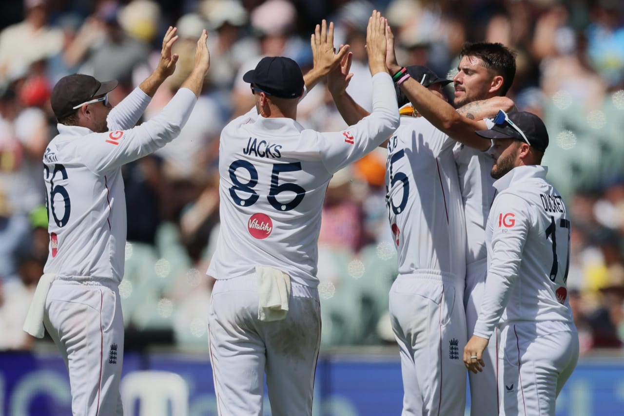 ബാറ്റർമാരുടെ ശവപ്പറമ്പായ എംസിജിയിൽ ആദ്യം ബാറ്റ് ചെയ്ത ഓസ്ട്രേലിയ 152 റൺസിന് ഓൾ ഔട്ടായി. അഞ്ച് വിക്കറ്റ് വീഴ്ത്തിയ ജോഷ് ടോംഗ് ആയിരുന്നു ഇംഗ്ലണ്ടിൻ്റെ ഹീറോ. മറുപടി ബാറ്റിംഗിൽ ഇംഗ്ലണ്ട് 110 റൺസിന് പുറത്ത്. ഓസീസിനായി മൈക്കൽ നെസർ നാല് വിക്കറ്റ് വീഴ്ത്തി.