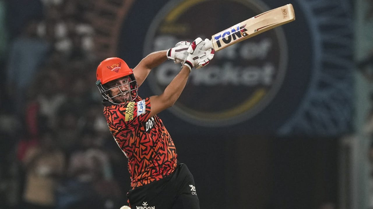 ഐപിഎല്ലില്‍ മുന്‍ സീസണുകളില്‍ ശ്രദ്ധേയ പ്രകടനം പുറത്തെടുത്ത താരമാണ് അഭിനവ് മനോഹര്‍. 2025 ലെ മഹാരാജ ടി20 ട്രോഫിയിൽ മികച്ച ഫോമിലായിരുന്നു. മുന്‍ ഗുജറാത്ത് ടൈറ്റന്‍സ് താരമായ അഭിനവ് മനോഹര്‍ ഇത്തവണ അണ്‍സോള്‍ഡായി (Image Credits: PTI)