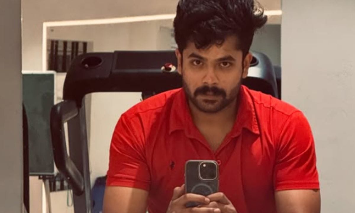 മിനിസ്ക്രീൻ പ്രേക്ഷകർക്ക് സുപരിചിതനാണ് നടൻ സിദ്ധാർത്ഥ്. മഴവിൽ മനോരമയിൽ സംപ്രേഷണം ചെയ്തിരുന്ന തട്ടിയും മുട്ടിയും എന്ന സീരിയലിലൂടെയാണ് സിദ്ധാർഥ് പ്രേക്ഷകർക്കിടയിലേക്ക് കടന്നുവരുന്നത്. കെപിഎസി ലളിത, മഞ്ജുപിള്ള, ജയകുമാർ പരമേശ്വരൻ എന്നിങ്ങനെ നിരവധി താരങ്ങൾ ഒത്തിണങ്ങിയ സീരിയലിന് ആരാധകർ ഏറെയാണ്.(PHOTO: INSTAGRAM)