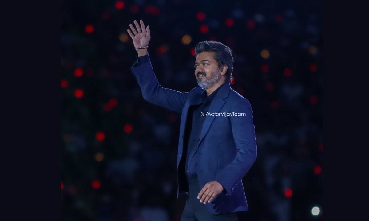 ഇനിയും ഒരു 30- 33 കൊല്ലത്തോളം താൻ അവർക്ക് വേണ്ടി നിലകൊള്ളും. സിനിമയിൽ നിന്നും മാറി നിൽക്കുന്നതും ആരാധകർക്ക് വേണ്ടിയാണെന്ന് വിജയ് പറഞ്ഞു. തനിക്ക് വേണ്ടി നിലകൊണ്ട ആരാധകർക്ക് വേണ്ടി താൻ ഇനിയും നിൽക്കും. (PHOTO: ACTOR VIJAY TEAM)
