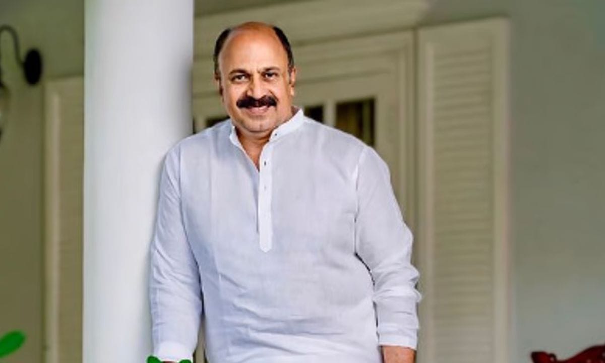 നടൻ സിദ്ധിക്കും കാവ്യം ദിലീപും തമ്മിലുള്ള ബന്ധം മഞ്ജുവാര്യരെ അറിയിച്ച പേരിൽ ഇരുവർക്കും വൈരാഗ്യം ഉണ്ടായിരുന്നു എന്ന് പോലീസിന് മൊഴി നൽകിയതാണ്. എന്നാൽ കോടതിയിൽ എത്തിയശേഷം തനിക്ക് ഒന്നുമറിയില്ല ഇതുമായി യാതൊരു ബന്ധവുമില്ല എന്ന് തരത്തിലായിരുന്നു സിദ്ദിഖിന്റെയും മൊഴി.(Photo: Facebook/Instagram)