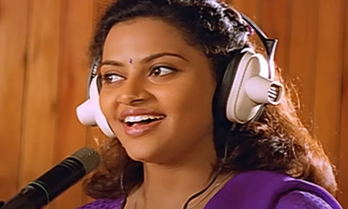 അത്തരത്തിൽ മലയാളികൾ ഇന്നും തെല്ല് ഭയത്തോടെ മാത്രം കാണുന്ന ഈ സിനിമയും മയൂരിയും എന്നും മനസ്സിൽ മായാതെ കിടക്കും. 2005 ജൂൺ 16നാണ് മയൂരി ജീവനൊടുക്കുന്നത്. അന്ന് 22 വയസ്സ് മാത്രമാണ് പ്രായം. ആകാശഗംഗയെ പോലെ മയൂര് ഏറെ ശ്രദ്ധിക്കപ്പെട്ട മറ്റൊരു സിനിമയായിരുന്നു ജയറാം സുരേഷ് ഗോപി മഞ്ജുവാര്യർ എന്നിവരെ കേന്ദ്ര കഥാപാത്രങ്ങൾ ആക്കി ഒരുക്കിയ സമ്മർ ഇൻ ബത്ലഹേമിലെത്.(PHOTO: YOUTUBE SCREENGRAB)