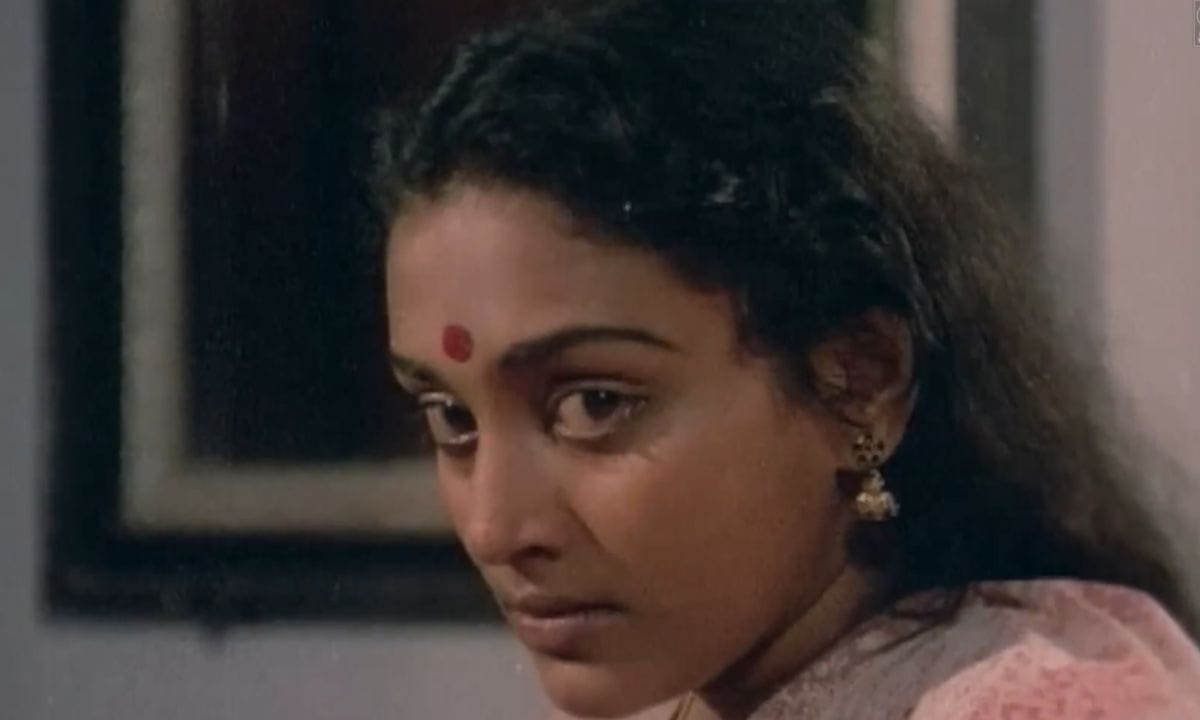 ചെയ്ത സിനിമയെല്ലാം തന്നെ ഇന്നും ആളുകൾ കാണുന്ന സൂപ്പർ ഹിറ്റ് പടങ്ങൾ. മാത്രമല്ല ശ്യാമ അഭിനയിച്ച സിനിമകളിൽ എല്ലാം തന്നെ മലയാളത്തിലെ അനശ്വര നടന്മാരുടെ സാന്നിധ്യവും ഉണ്ടായിരുന്നു. ശ്രീനിവാസൻ, മമ്മൂട്ടി, മോഹൻലാൽ, തിലകൻ, നെടുമുടി വേണു എന്നിങ്ങനെ മാഞ്ഞുപോയ ഒത്തിരി മുഖങ്ങൾക്കൊപ്പം തന്നെയാണ് ശ്യാമയും അഭിനയിച്ചത്. നായികാ വേഷങ്ങളിൽ മാത്രം എന്ന പിടിവാശി ഇല്ലാത്തതിനാൽ തന്നെ മനസ്സിൽ എപ്പോഴും കാത്തുസൂക്ഷിക്കാൻ പറ്റുന്ന അനശ്വരമായ ഒരുപാട് കഥാപാത്രങ്ങൾ നമുക്ക് സമ്മാനിച്ചാണ് ശ്യാമ ഈ ലോകത്തോട് വിടപറഞ്ഞത്.  (PHOTO: YOUTUBE SCREEN GRAB)
