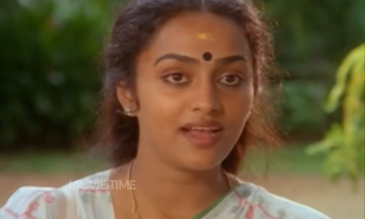 മലയാള സിനിമയിലെ പ്രിയപ്പെട്ട മുഖങ്ങളെല്ലാം മായുകയാണ്. നടൻ ശ്രീനിവാസന്റെ വിയോഗത്തോടെ  മലയാള സിനിമയ്ക്ക് വലിയ ഒരു നഷ്ടമാണ് ഉണ്ടായിരിക്കുന്നത്. അത്തരത്തിൽ നമ്മെ വിട്ട് നിരവധി നടീനടന്മാരാണ് ഈ ലോകത്തോട് വിട പറഞ്ഞത്.  അത്തരത്തിൽ ഒരുകാലത്ത് മലയാളികളുടെ പ്രിയപ്പെട്ട നടിയായിരുന്നു ശ്യാമ. ഒരുപാട് സിനിമകളിൽ അഭിനയിച്ചിട്ടില്ലെങ്കിലും അഭിനയിച്ചവയെല്ലാം തന്നെ മലയാളികൾക്ക് എന്നും പ്രിയപ്പെട്ട ചിത്രങ്ങൾ ആയിരുന്നു. (PHOTO: YOUTUBE SCREEN GRAB)