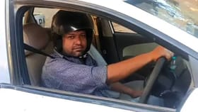 ഇനി കാറിലും ഹെല്‍മറ്റ്; പ്രതിജ്ഞയെടുത്ത് അധ്യാപകൻ