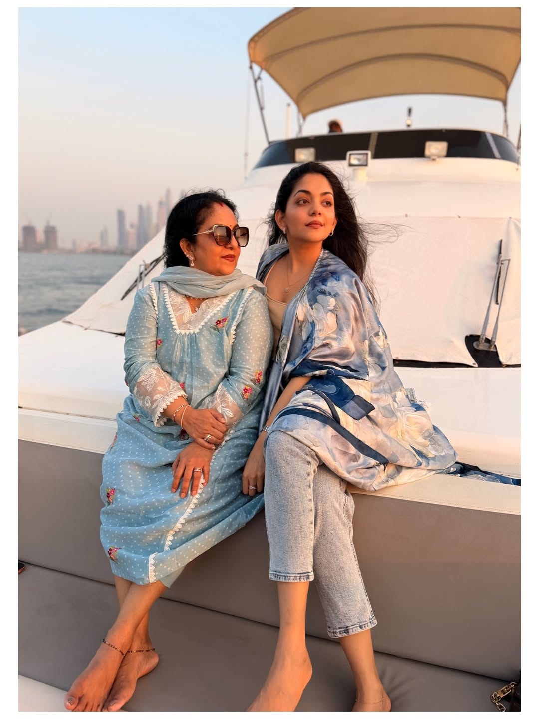 എന്നാൽ യൂട്യൂബിലൂടെയും, ഇന്‍സ്റ്റഗ്രാമിലൂടെയുമായി ജീവിത വിശേഷങ്ങള്‍ പങ്കുവെക്കാൻ ആരും മറക്കാറില്ല.  വീട്ടിലെ വിശേഷങ്ങളും, യാത്രകളുമൊക്കെയാണ് വ്‌ളോഗിലെ കണ്ടന്റ്. അടുത്തിടെ സാരി ബിസിനസിലേക്കും അമ്മയും മക്കളും തിരിഞ്ഞിരുന്നു.
