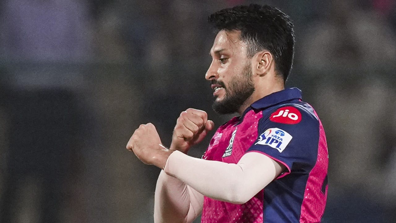 ആകാശ് മധ്‌വാളാണ് അണ്‍സോള്‍ഡായ മറ്റൊരു ഇന്ത്യന്‍ താരം. മുൻ ഐപിഎൽ സീസണുകളിൽ മുംബൈ ഇന്ത്യൻസിനും രാജസ്ഥാൻ റോയൽസിനും വേണ്ടി താരം കളിച്ചിട്ടുണ്ട്. ഐപിഎല്ലില്‍ 23 വിക്കറ്റുകള്‍ നേടിയിട്ടുണ്ട് (Image Credits: PTI)