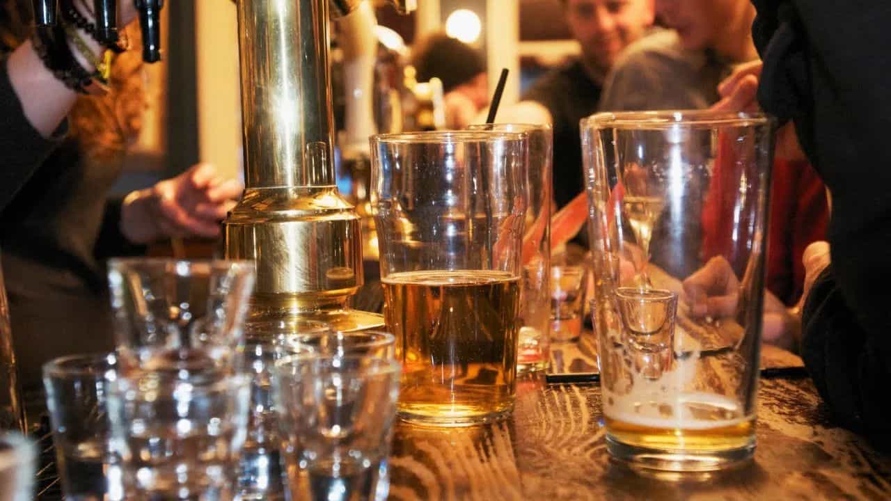 New Year 2026 Bevco Timing: കുപ്പിയും മിസ്സാകില്ല! ബാറുകള് ഈ സമയം വരെ പ്രവര്ത്തിക്കും New Year 2026 Bevco Timing: കുപ്പിയും മിസ്സാകില്ല! ബാറുകള് ഈ സമയം വരെ പ്രവര്ത്തിക്കും