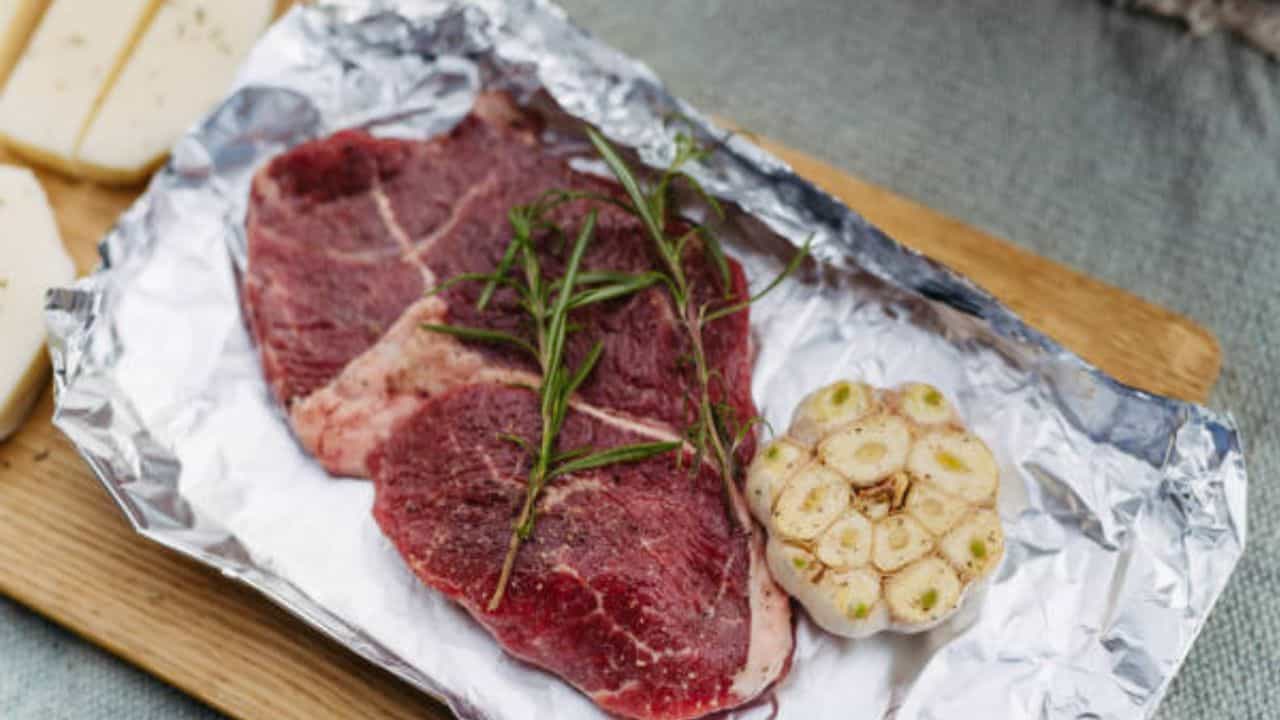 Health Tips: അലൂമിനിയം ഫോയിലിൽ ഭക്ഷണം പൊതിയുന്നത് കാൻസറിന് കാരണമാകുമോ? ശ്രദ്ധിക്കണേ Health Tips: അലൂമിനിയം ഫോയിലിൽ ഭക്ഷണം പൊതിയുന്നത് കാൻസറിന് കാരണമാകുമോ? ശ്രദ്ധിക്കണേ