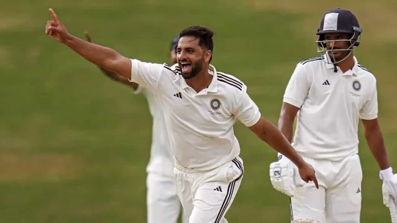 IPL 2026 Auction: ജമ്മു പേസർക്കായി പൊരിഞ്ഞ പോരാട്ടം; പ്രതീക്ഷിച്ചതുപോലെ വൻ തുക നേടി കശ്മീർ താരം ഡൽഹിയിൽ