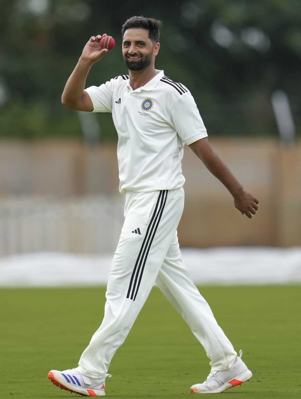 ജമ്മു കശ്മീർ പേസർ ആഖിബ് നബിയ്ക്ക് 8.40 കോടി രൂപ ലഭിച്ചു. പേസ് ബൗളിംഗ് ഓൾറൗണ്ടറായി അറിയപ്പെടുന്ന താരം കഴിഞ്ഞ ഏതാനും സീസണുകളായി ആഭ്യന്തര മത്സരങ്ങളിൽ അവിശ്വസനീയ പ്രകടനങ്ങളാണ് നടത്തുന്നത്. ഡൽഹി ക്യാപിറ്റൽസാണ് 29 വയസുകാരനായ ആഖിബിനെ ടീമിലെത്തിച്ചത്.
