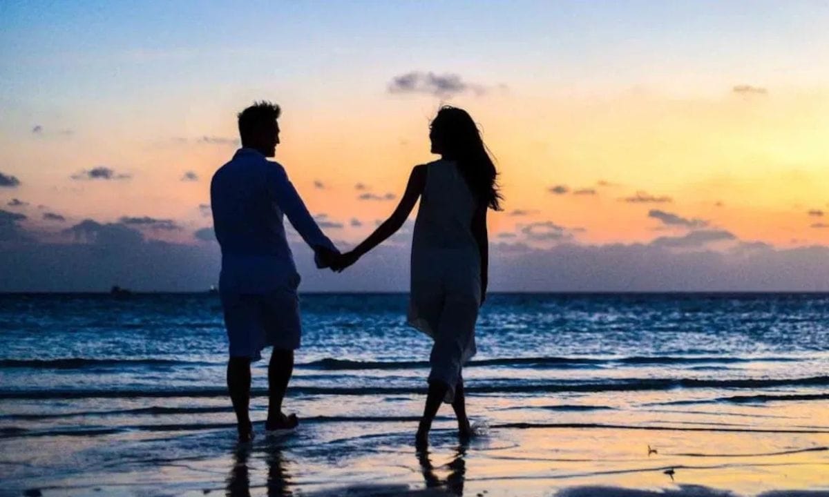 പുതുവർഷത്തിലേക്ക് ഇനി ദിനങ്ങൾ കൂടി മാത്രം. വരാനിരിക്കുന്ന വർഷത്തെ ഏറെ പ്രതീക്ഷയോടെയാണ് ആളുകൾ കാണുന്നത്. ജീവിതത്തിലെ പല നേട്ടങ്ങൾക്കും സൗഭാഗ്യങ്ങൾക്കും കാരണമാകണേ 2026 എന്നാണ് മിക്കവരുടെയും പ്രാർത്ഥന. അത്തരത്തിൽ ലോകത്തിലെ ഏറ്റവും മനോഹരമായ ഒന്നാണ് വിവാഹം. രണ്ട് ആത്മാക്കളുടെ കൂടിച്ചേരൽ ആണിത്. (PHOTO: TV9NETWORK)