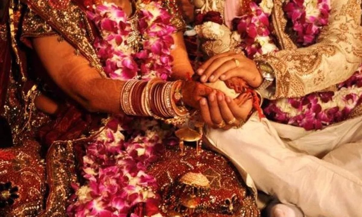 അത്തരത്തിൽ അവിവാഹിതരായ പല വ്യക്തികളുടെയും വിവാഹം പുതുവർഷത്തിൽ നടക്കാൻ ഇടയുണ്ട്. അത്തരത്തിൽ പുതുവർഷത്തിൽ വിവാഹം കഴിക്കാൻ പോകുന്ന രാശികൾ ഏതൊക്കെ എന്ന് നോക്കാം.(PHOTO: TV9NETWORK)