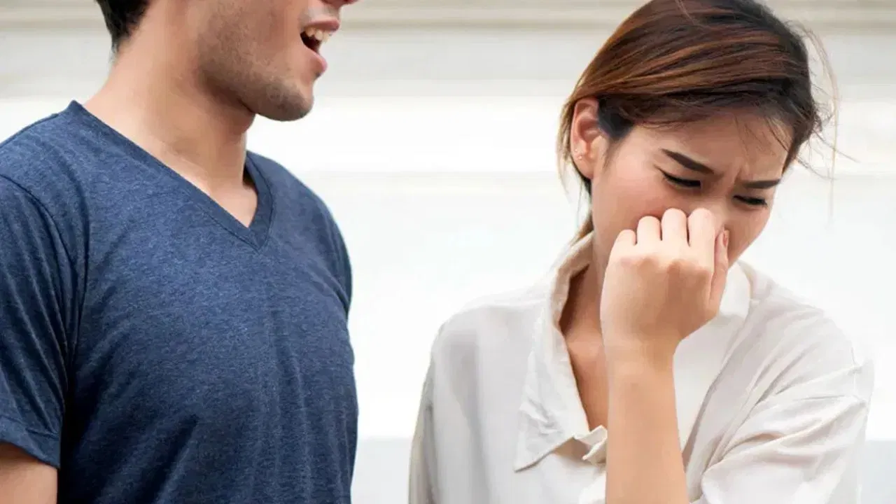 ദിവസവും രണ്ടുനേരം പല്ലുതേക്കുക. കാരണം, നാലുമുതൽ പന്ത്രണ്ട് മണിക്കൂറിനുള്ളിൽ പ്ലേക്ക് രൂപപ്പെടാൻ തുടങ്ങും. പല്ലുകൾക്കിടയിൽ നിന്ന് ഭക്ഷണാവശിഷ്ടങ്ങൾ നീക്കം ചെയ്യാൻ ഫ്ലോസ് ഉപയോഗിക്കാൻ മറക്കരുത്. നാവ് വടിക്കുക എന്നത് വായ്നാറ്റം അകറ്റാൻ വളരെ പ്രധാനമാണ്. ബ്രഷിന്റെ പുറം ഭാഗം കൊണ്ടോ ടങ്ങ് സ്ക്രേപ്പർ കൊണ്ടോ നാവിലെ ബാക്ടീരിയകളെ നീക്കം ചെയ്യണം.