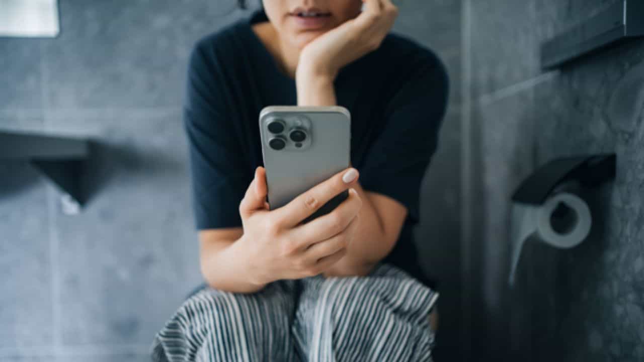 Health Tips: കാലുകൾ ഉയർത്തിയാണോ ബാത്ത്റൂമിൽ ഇരിക്കുന്നത്; ഈ തെറ്റുകൾ വലിയ അപകടമാണ്