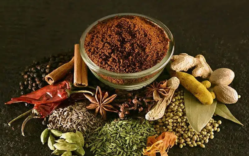 അടുപ്പിലേക്ക് ഒരു പാൻ വച്ച് ചൂടാക്കുക. ഇതിലേയ്ക്ക് ജാതിക്കപ്പൊടിയും മഞ്ഞൾപ്പൊടിയും ഒഴികെയുള്ള മസാലക്കൂട്ടുകൾ ചേർത്തു വറുക്കാം.1 മുതൽ 2 മിനിറ്റു വരെ അവ വറുക്കാം. കരിഞ്ഞു പോകാതിരിക്കാൻ ശ്രദ്ധിക്കുക.നന്നായി വറുത്ത മസാലക്കൂട്ട് തണുക്കാൻ മാറ്റി വയ്ക്കാം.
