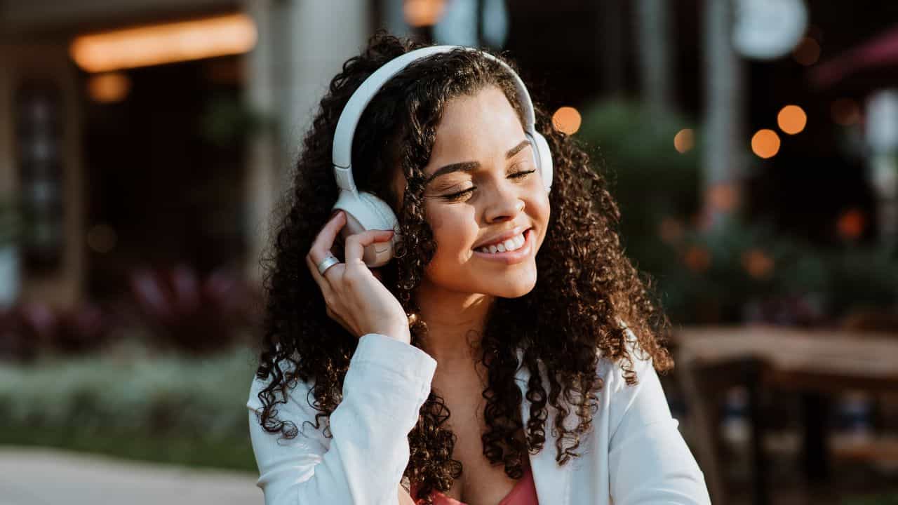 Bluetooth Earphones: ബ്ലൂടൂത്ത് ഇയർഫോൺ ഉപയോ​ഗം അപകടകമോ...; കാൻസർ സാധ്യത സത്യമോ, ന്യൂറോസർജൻ പറയുന്നു