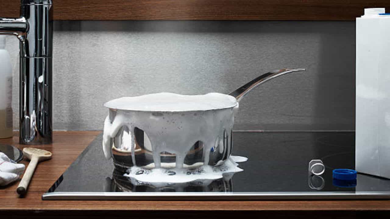 Boiling Packaged Milk: പായ്ക്കറ്റ് പാൽ തിളപ്പിക്കാറുണ്ടോ? നിങ്ങൾ ചെയ്യുന്നത് വലിയ തെറ്റ് Boiling Packaged Milk: പായ്ക്കറ്റ് പാൽ തിളപ്പിക്കാറുണ്ടോ? നിങ്ങൾ ചെയ്യുന്നത് വലിയ തെറ്റ്