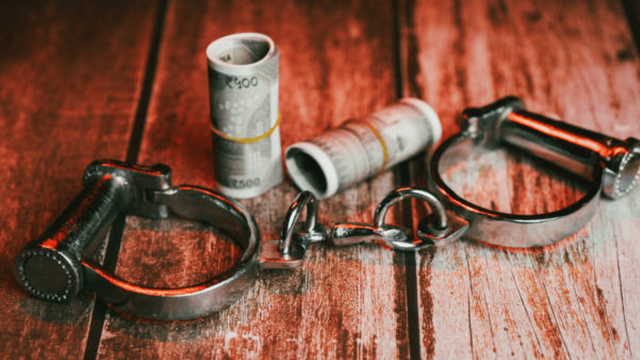 Jail DIG MK Vinod Kumar: ടിപി വധക്കേസ് പ്രതികളുടെ പരോളിന് കൈക്കൂലി, ജയിൽ ഡിഐജിക്ക് സസ്പെൻഷൻ ഉടൻ Jail DIG MK Vinod Kumar: ടിപി വധക്കേസ് പ്രതികളുടെ പരോളിന് കൈക്കൂലി, ജയിൽ ഡിഐജിക്ക് സസ്പെൻഷൻ ഉടൻ