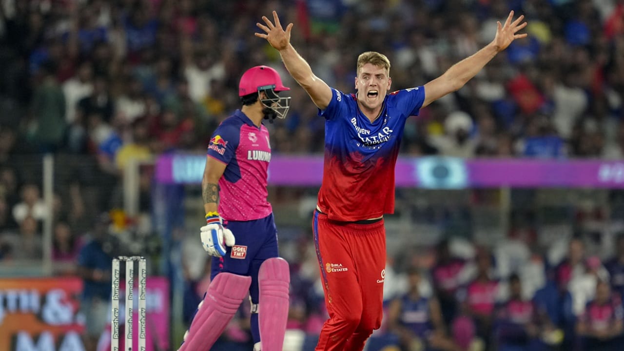 ബാറ്ററായി മാത്രമാണ് കളിക്കുന്നതെങ്കില്‍ ഗ്രീനിന് വലിയ തുക ലഭിക്കാന്‍ സാധ്യതയില്ല. എന്നാല്‍ ആശയക്കുഴപ്പം ഗ്രീന്‍ തന്നെ പരിഹരിച്ചതോടെ ലേലത്തില്‍ താരത്തിന് ഡിമാന്‍ഡേറും. ഏറ്റവും കൂടുതല്‍ തുക പഴ്‌സിലുള്ള കൊല്‍ക്കത്ത നൈറ്റ് റൈഡേഴ്‌സും, ചെന്നൈ സൂപ്പര്‍ കിങ്‌സും ഗ്രീനിനെ ടീമിലെത്തിക്കാന്‍ വാശിയോടെ പോരാടിയേക്കാം (Image Credits: PTI)