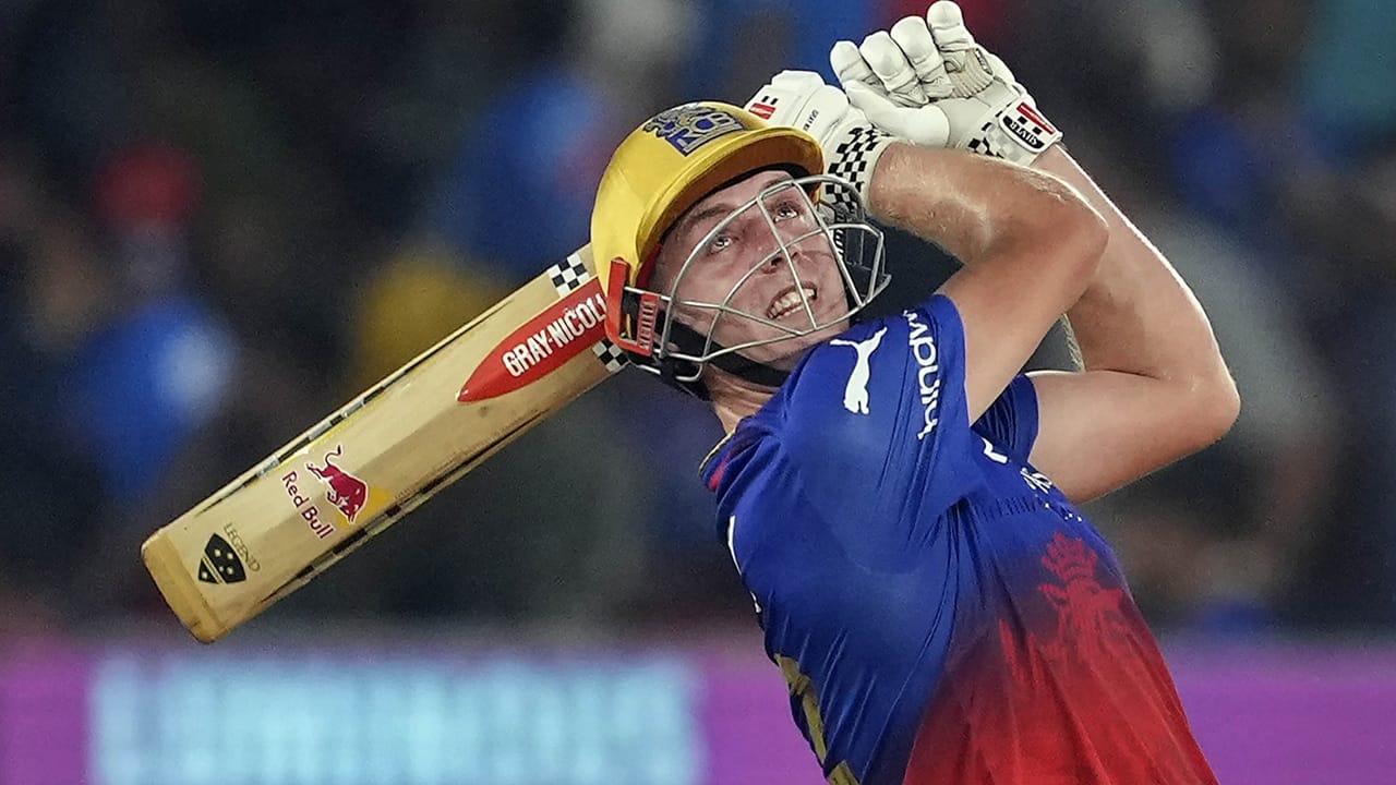 പരിക്കോ മറ്റോ ആയിരിക്കാം കാരണമെന്ന് ആരാധകര്‍ സംശയിച്ചു. എന്നാല്‍ മാനേജര്‍ക്ക് പറ്റിയ അബദ്ധം മൂലമാണ് താന്‍ ബാറ്റര്‍മാരുടെ വിഭാഗത്തില്‍ ഇടം പിടിച്ചതെന്ന് ഗ്രീന്‍ വിശദീകരിച്ചു. മാനേജര്‍ അബദ്ധവശാല്‍ തെറ്റായ 'ബോക്‌സ്' തിരഞ്ഞെടുക്കുകയായിരുന്നുവെന്നും താരം വ്യക്തമാക്കി (Image Credits: PTI)