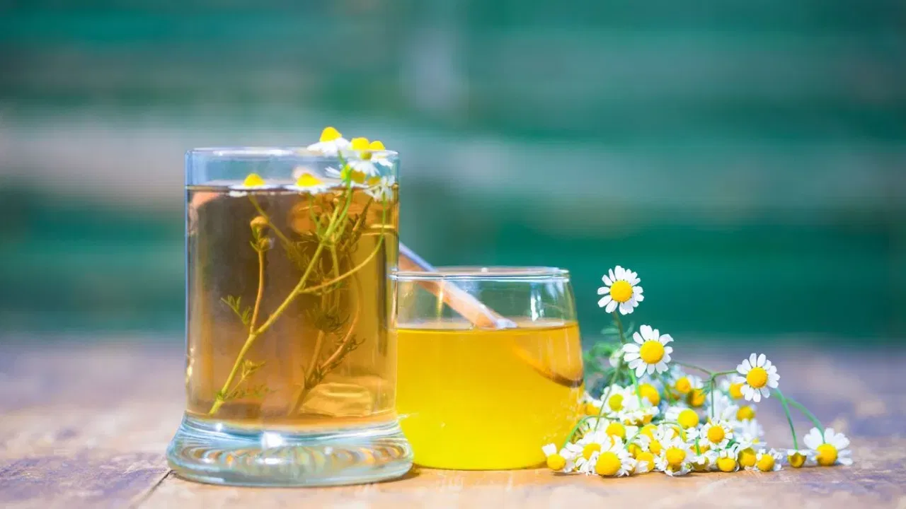 ഇഞ്ചിയും നാരങ്ങയും ചേർത്ത ചൂടുള്ള ചായ ദഹനപ്രക്രിയയെ വേഗത്തിലാക്കുകയും ഓക്കാനം കുറയ്ക്കുകയും ചെയ്യും. അത്താഴത്തിന് ശേഷം കഴിക്കുന്നത് ദഹനം എളുപ്പമാക്കാൻ സഹായിക്കും.