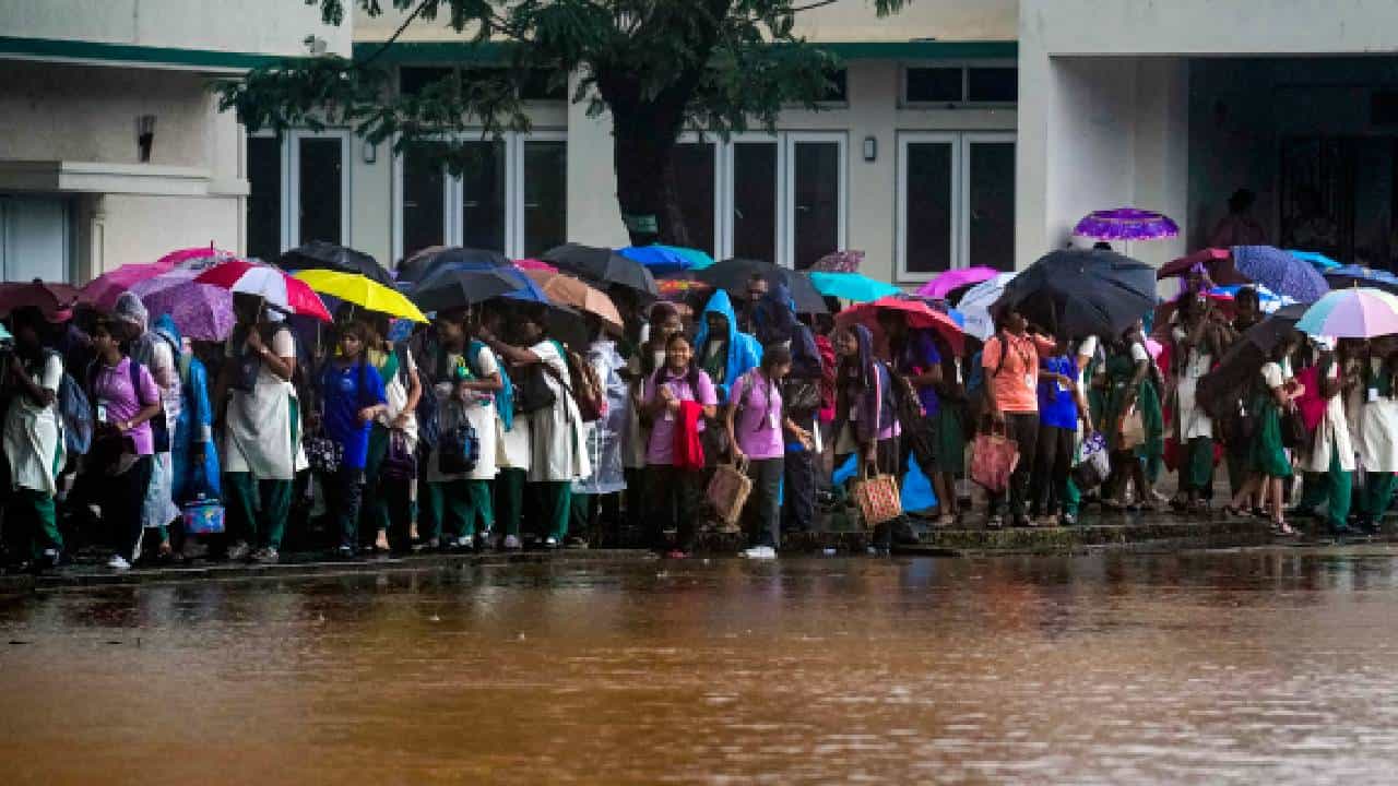 Cyclone Ditwah: കനത്ത മഴ;  തമിഴ്നാട്ടിലെ വിവിധ ജില്ലകളിൽ നാളെ സ്കൂളുകൾക്കും കോളേജുകൾക്കും അവധി
