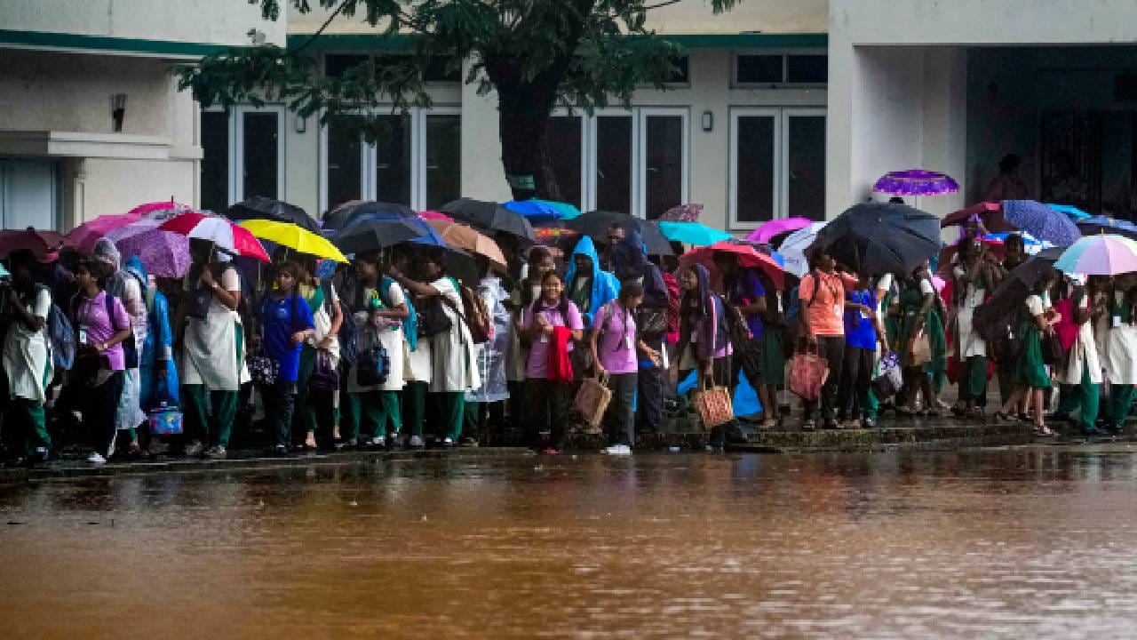Cyclone Ditwah: കനത്ത മഴ;  തമിഴ്നാട്ടിലെ വിവിധ ജില്ലകളിൽ നാളെ സ്കൂളുകൾക്കും കോളേജുകൾക്കും അവധി