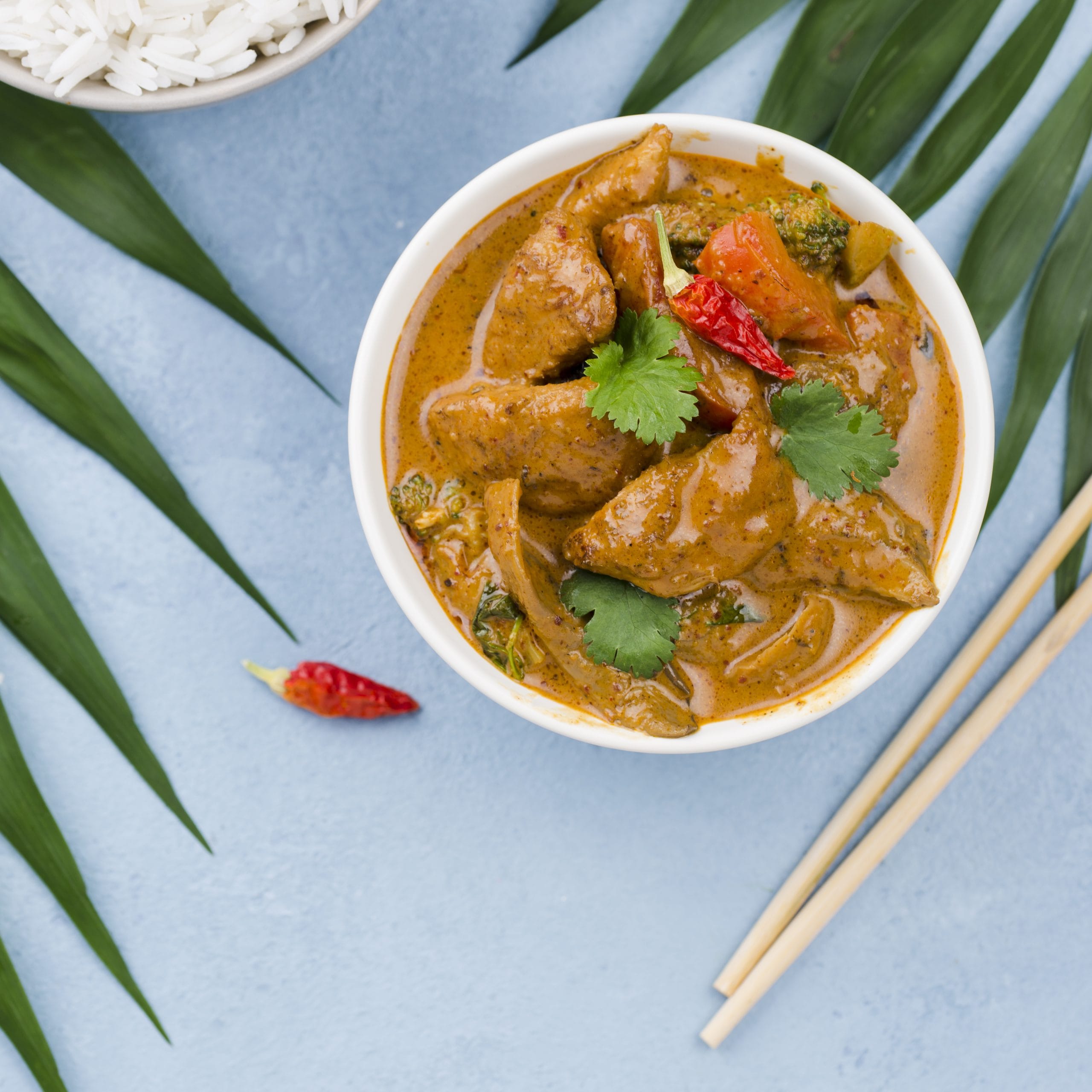 ഇത് വഴറ്റിയശേഷം മഞ്ഞള്‍ പൊടി, മുളകുപൊടി, ഉപ്പ്, മല്ലിപ്പൊടി എന്നിവ ചേര്‍ക്കുക. മസാല നന്നായി പച്ച മണം മാറിയ ശേഷം ഇതിലേക്ക് ചിക്കന്‍ ചേര്‍ക്കുക. 
