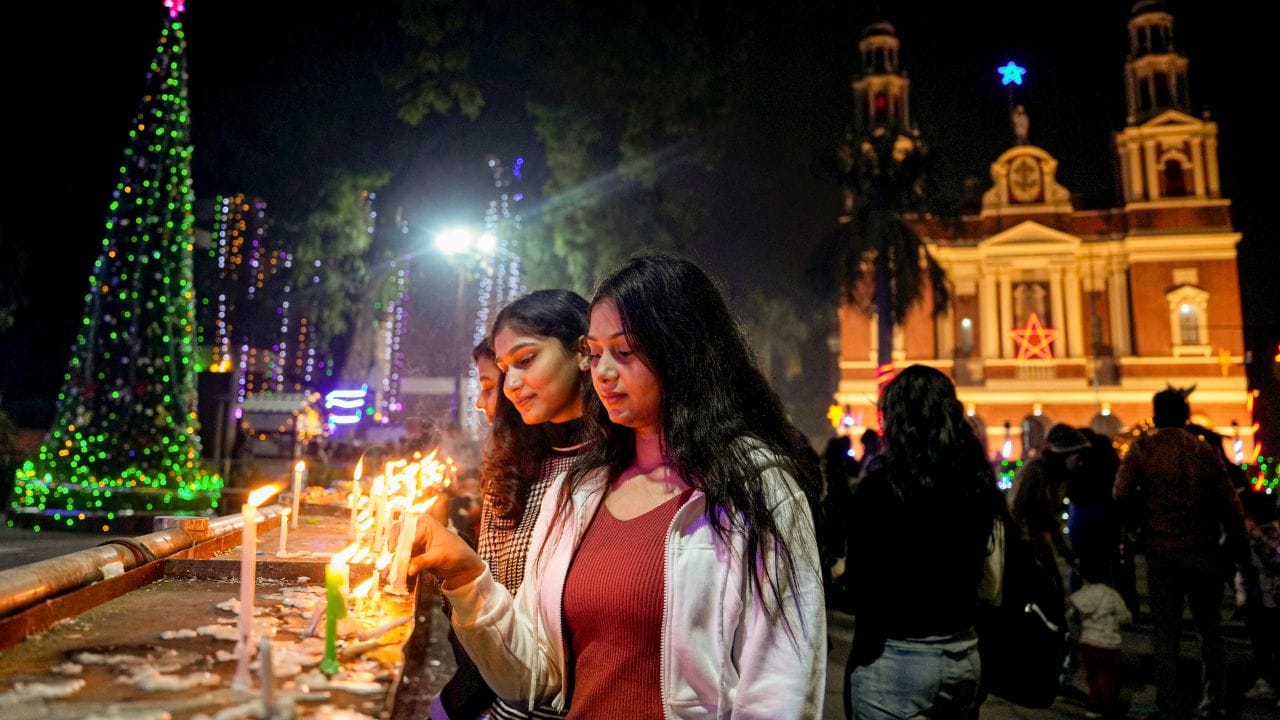 മറ്റൊരു ക്രിസ്മസ് കാലം കൂടി വന്നെത്തിയിരിക്കുകയാണ്. ക്രിസ്മസ് എന്നാല്‍ സന്തോഷത്തിന്റെയും സമ്മാനങ്ങളുടേതും കൂടിയാണ്. പരസ്പരം സമ്മാനങ്ങള്‍ കൈമാറാതെ എങ്ങനെയാണ് ക്രിസ്മസ് ആഘോഷിക്കുന്നത്? ഇത്തവണ നിങ്ങള്‍ക്ക് പ്രിയപ്പെട്ടവര്‍ക്ക് സമ്മാനിക്കാവുന്ന അടിപൊളി ക്രിസ്മസ് സമ്മാനങ്ങള്‍ പരിചയപ്പെടാം. (Image Credits: Getty Images)