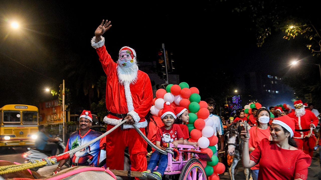 ഫാഷനില് നിന്ന് തന്നെയാകാം തുടക്കം. വാച്ച്, ബെല്റ്റ്, സ്കാര്ഫ്, ജ്വല്ലറി വസ്ത്രം തുടങ്ങിയുള്ള ഉത്പന്നങ്ങള് നിങ്ങള്ക്ക് പ്രിയപ്പെട്ടവര്ക്ക് സമ്മാനിക്കാവുന്നതാണ്. ഫാഷന് ആന്ഡ് ആക്സസറീസില് നിന്ന് സമ്മാനങ്ങള് തിരഞ്ഞെടുക്കുമ്പോള് ഏറ്റവും ഫാഷനില് ഉള്ളതെന്ന് തന്നെ തിരഞ്ഞെടുക്കാന് പ്രത്യേകം ശ്രദ്ധിക്കുക.