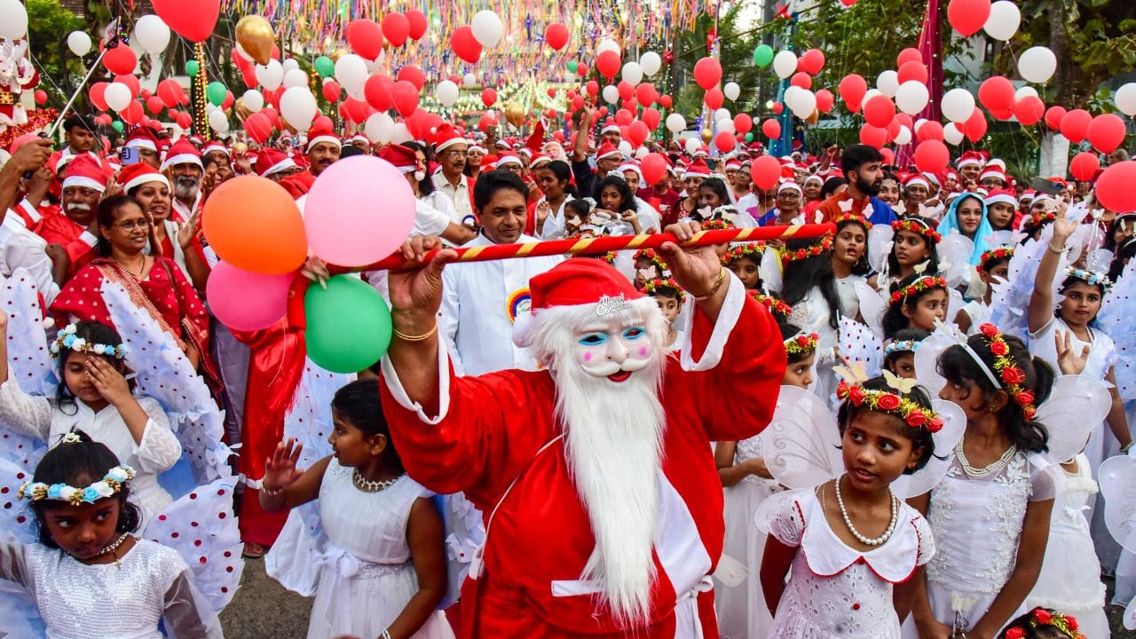 നിങ്ങളുടെ പ്രിയതമയോ പ്രിയതമോ ഹോം ഡെക്കറിനും പ്ലാന്റുകള്‍ക്കും കൂടുതല്‍ പ്രാധാന്യം നല്‍കുന്നവരാണെങ്കില്‍ ഇന്‍ഡോര്‍ പ്ലാന്റുകള്‍, മിനി പ്ലാന്റുകള്‍, ക്രിസ്മസ് ട്രീ ഡെക്കറേഷനുകള്‍ എന്നിവ നല്‍കാവുന്നതാണ്. സ്മാര്‍ട്ട്‌ഫോണ്‍, ടാബ്ലെറ്റ്, ക്യാമറ പോലുള്ള ടെക് ആക്‌സറികളും നിങ്ങള്‍ക്ക് സമ്മാനങ്ങളുടെ പട്ടികയില്‍ ഉള്‍പ്പെടുത്താവുന്നതാണ്. 

