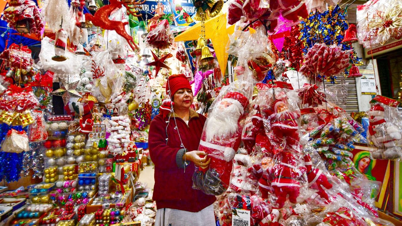 ഫോട്ടോ ഫ്രെയിം, ഫോട്ടോ ക്ലോക്ക്, മെമ്മറി ബുക്കുകള്‍ എന്നിവയെല്ലാം പണ്ടുകാലം മുതല്‍ക്കെ ക്രിസ്മസ് സമ്മാനങ്ങളുടെ പട്ടികയില്‍ ഇടംപിടിച്ച സാധനങ്ങളാണ്. ഇവയുടെ ഡിമാന്‍ഡ് ഇപ്പോഴും ചോര്‍ന്നിട്ടില്ലെന്ന കാര്യം പ്രത്യേകം ശ്രദ്ധിക്കുക. 

