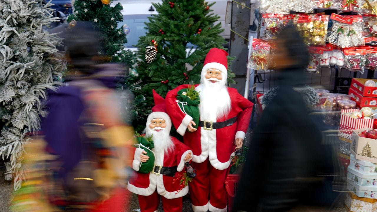 പുസ്തകങ്ങള് വായിക്കുന്ന ആളാണെങ്കില് നിങ്ങള്ക്കും ആ വിധത്തിലും സമ്മാനങ്ങള് നല്കാവുന്നതാണ്. അവര്ക്ക് ഇഷ്ടപ്പെടുന്ന ഴോണറിലുള്ള പുസ്തകങ്ങള് സമ്മാനത്തില് ഉള്പ്പെടുത്താം.